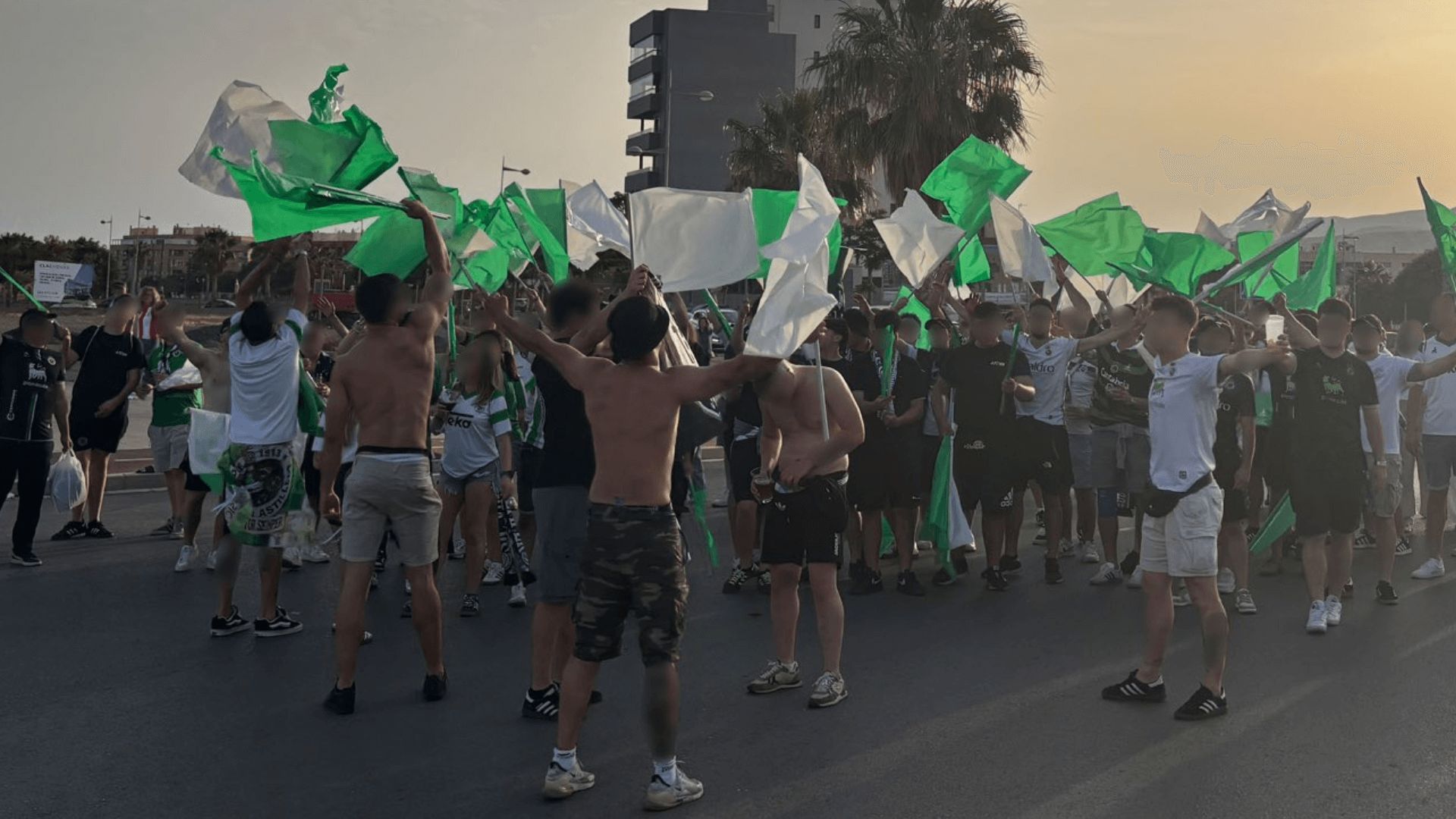 miembros_de_juventudes_verdiblancas_ultras_del_racing_foto__jjvv86.png miembros_de_juventudes_verdiblancas_ultras_del_racing_foto__jjvv86.png