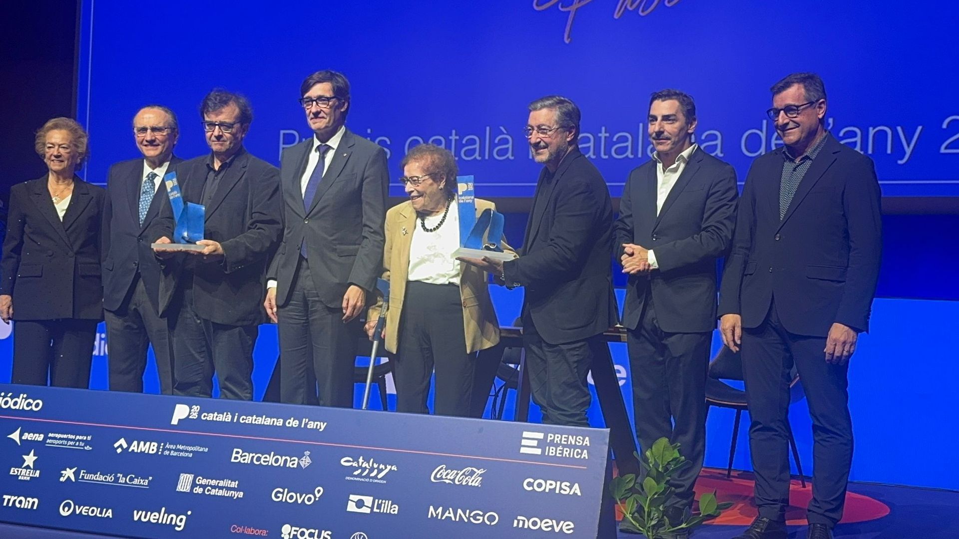 Montserrat Fontané, madre de los hermanos Roca, recoge el premio Català i Catalana de l’Any 2025