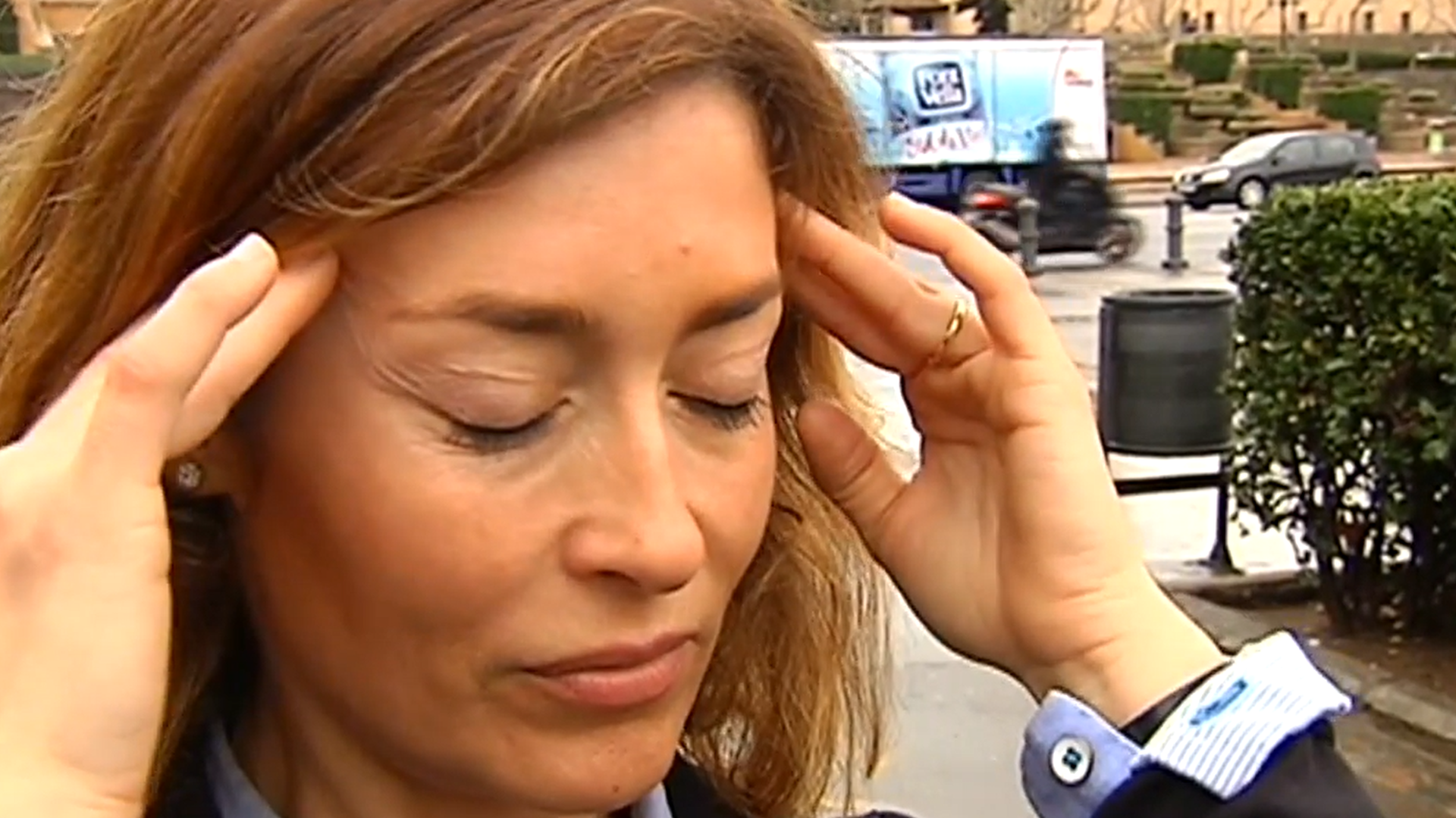 Mujer que sufre de migrañas