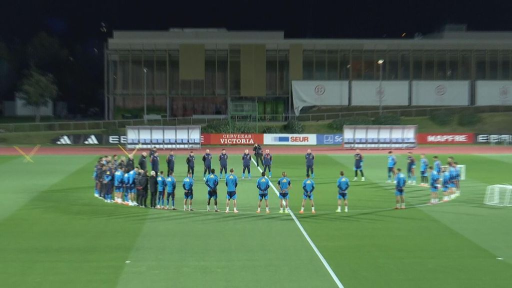 Emotivo minuto de silencio de la Selección Española a José Manuel Ochotorena