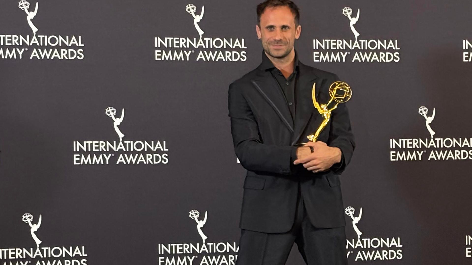 Oriol Pla con el Emmy
