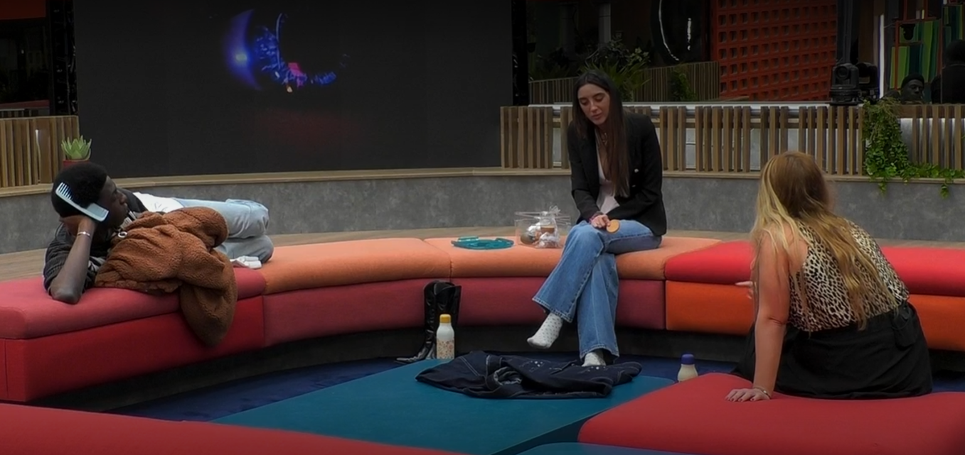 Paula departe con Belén y Mamadou