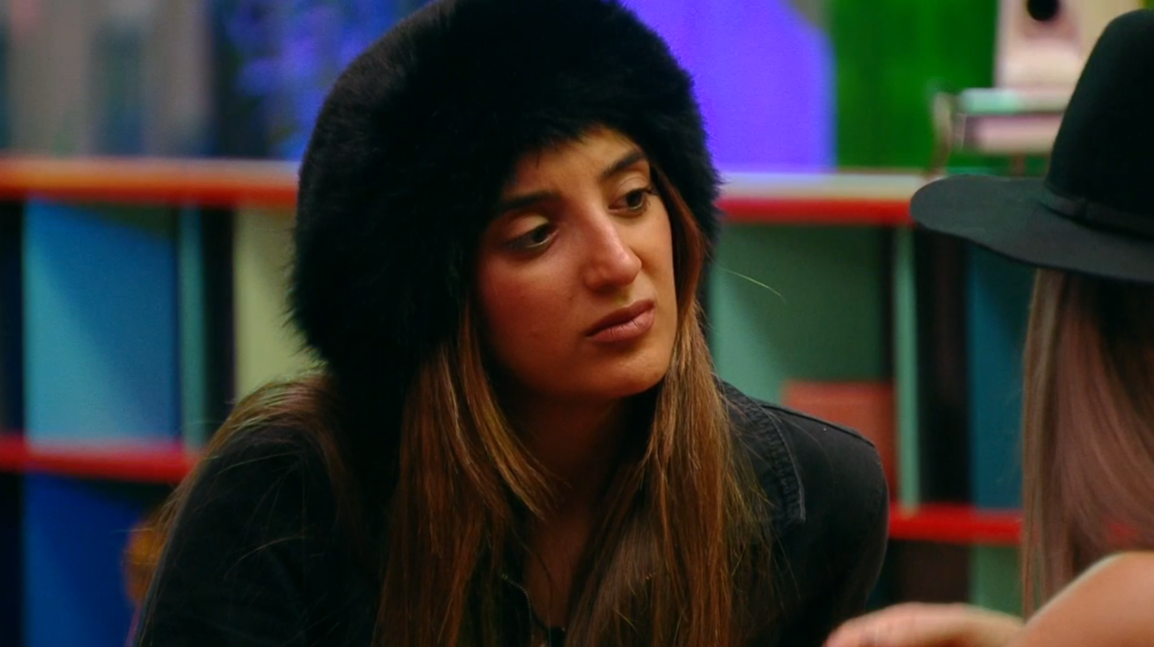 Paula hablando con Almudena en la fiesta