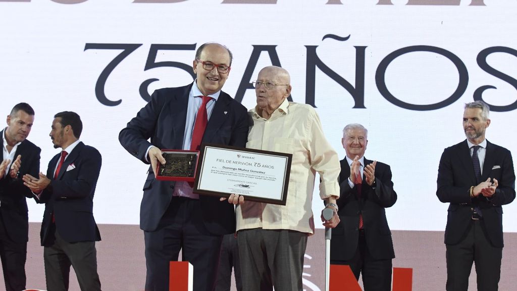 El homenaje del Sevilla a su socio número 1 en el acto 'Fieles de Nervión' 2022