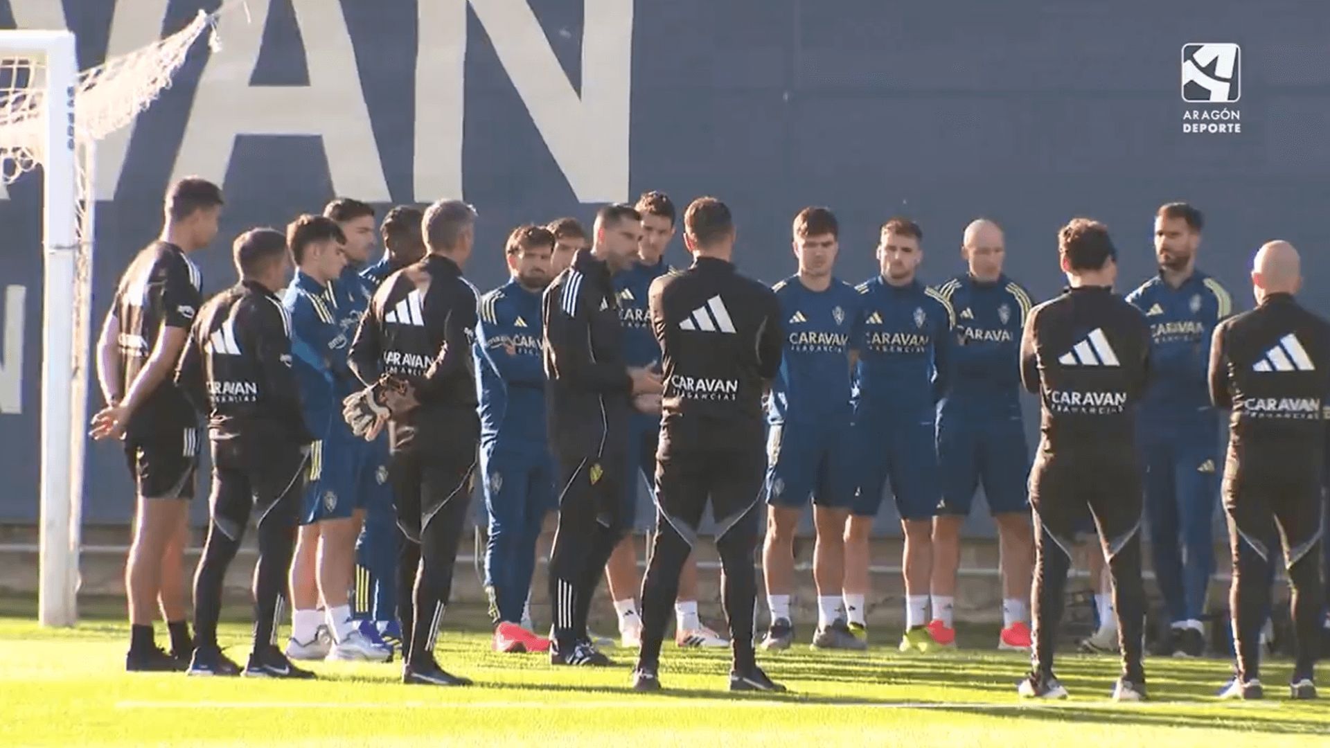 ruben_selles_charla_con_los_jugadores_del_real_zaragoza_en_el_entrenamiento_imagen_ara.png