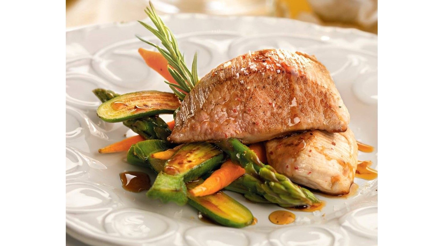 Secreto con verduras. FUENTE: El Mueble