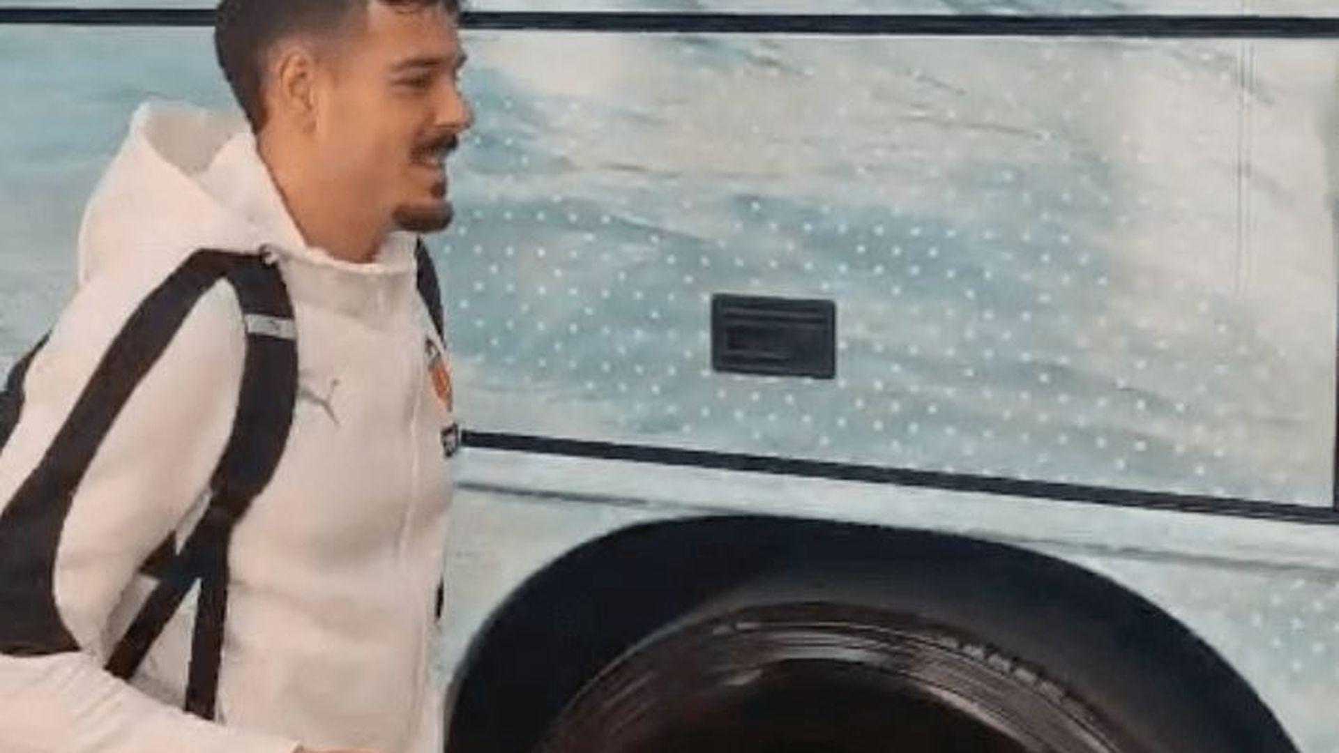 ugrinic_sube_al_autobus_001.png ugrinic_sube_al_autobus_001.png