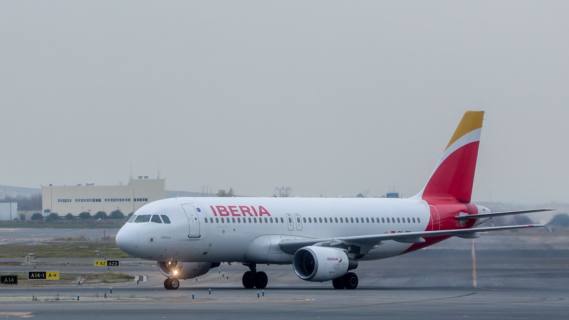 Un avión de la aerolínea Iberia en el aeropuerto Adolfo Suárez Madrid-Barajas