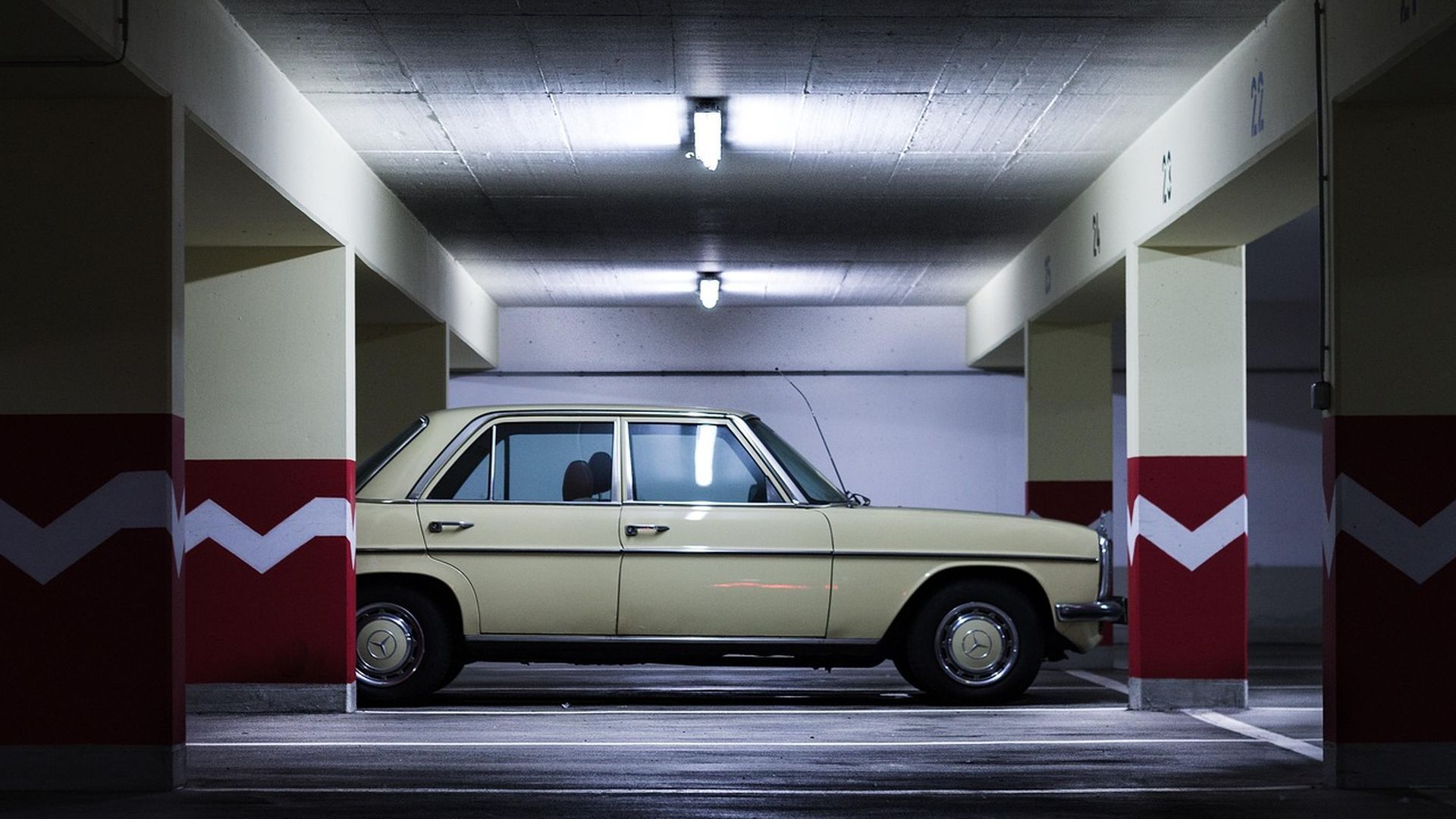 Un coche permanece aparcado en un estacionamiento