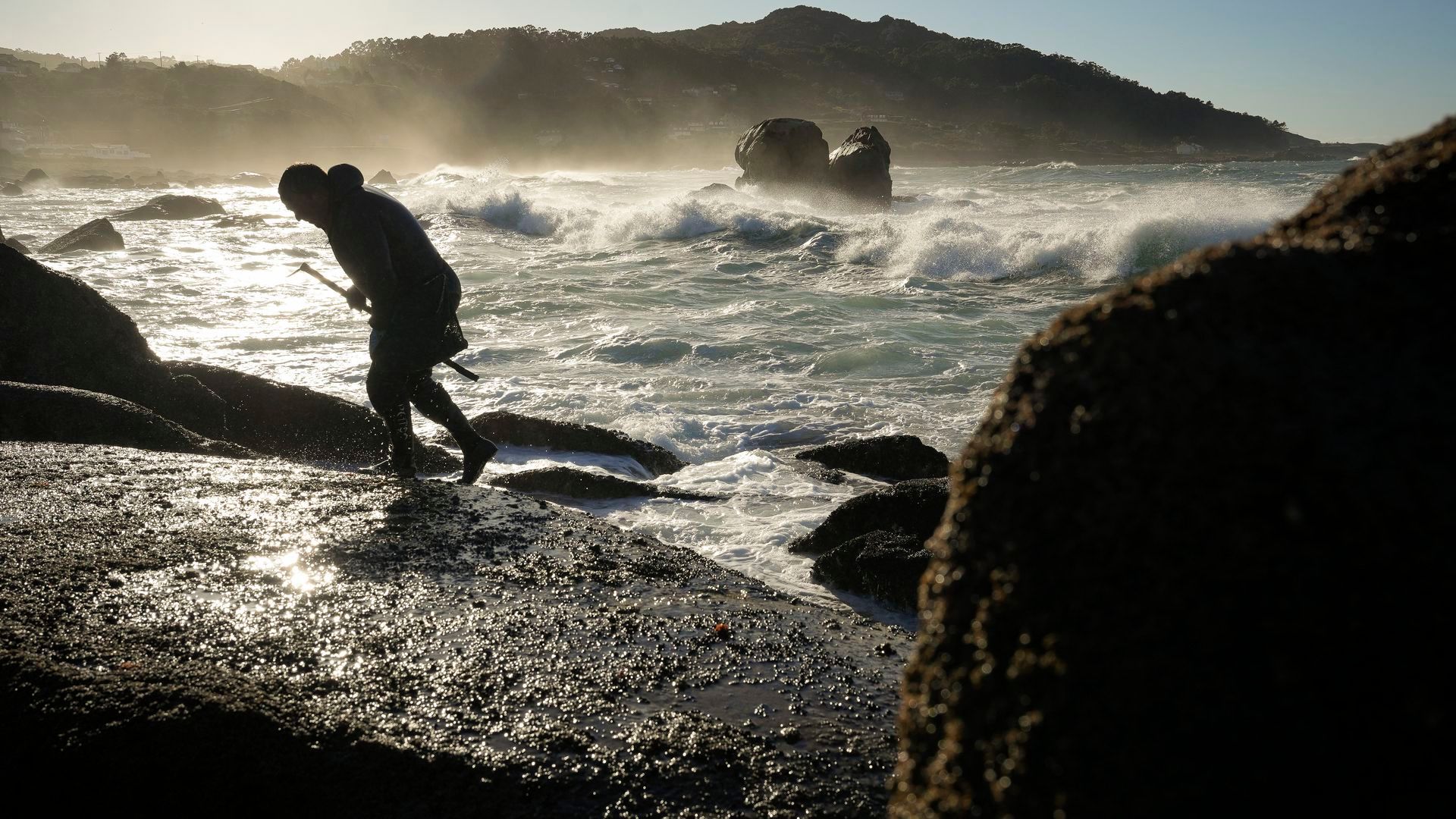 Un percebeiro trabaja en la captura de percebes