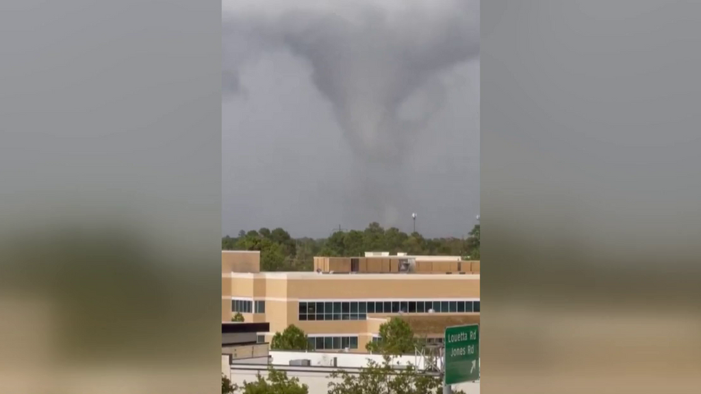 Un tornado arrasa un centenar de viviendas en Texas y derrumba árboles, techos, paredes y tendidos eléctricos