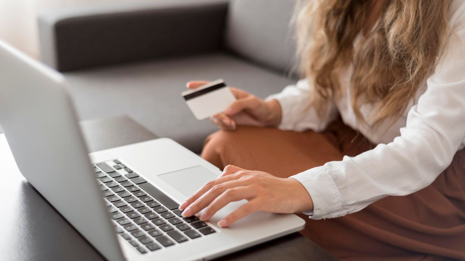 Una mujer compra por internet