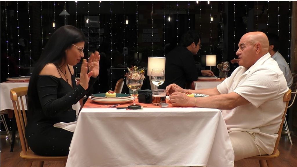 Una soltera de ‘First Dates’ se paraliza al escuchar que la zona erógena de su cita son las axilas: “Sólo faltaría que te las tuviese que chupar”