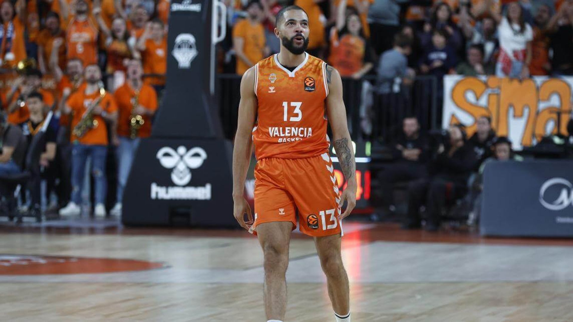 valencia_basket_visita_por_primera_vez_al_paris_basketball_001.jpg
