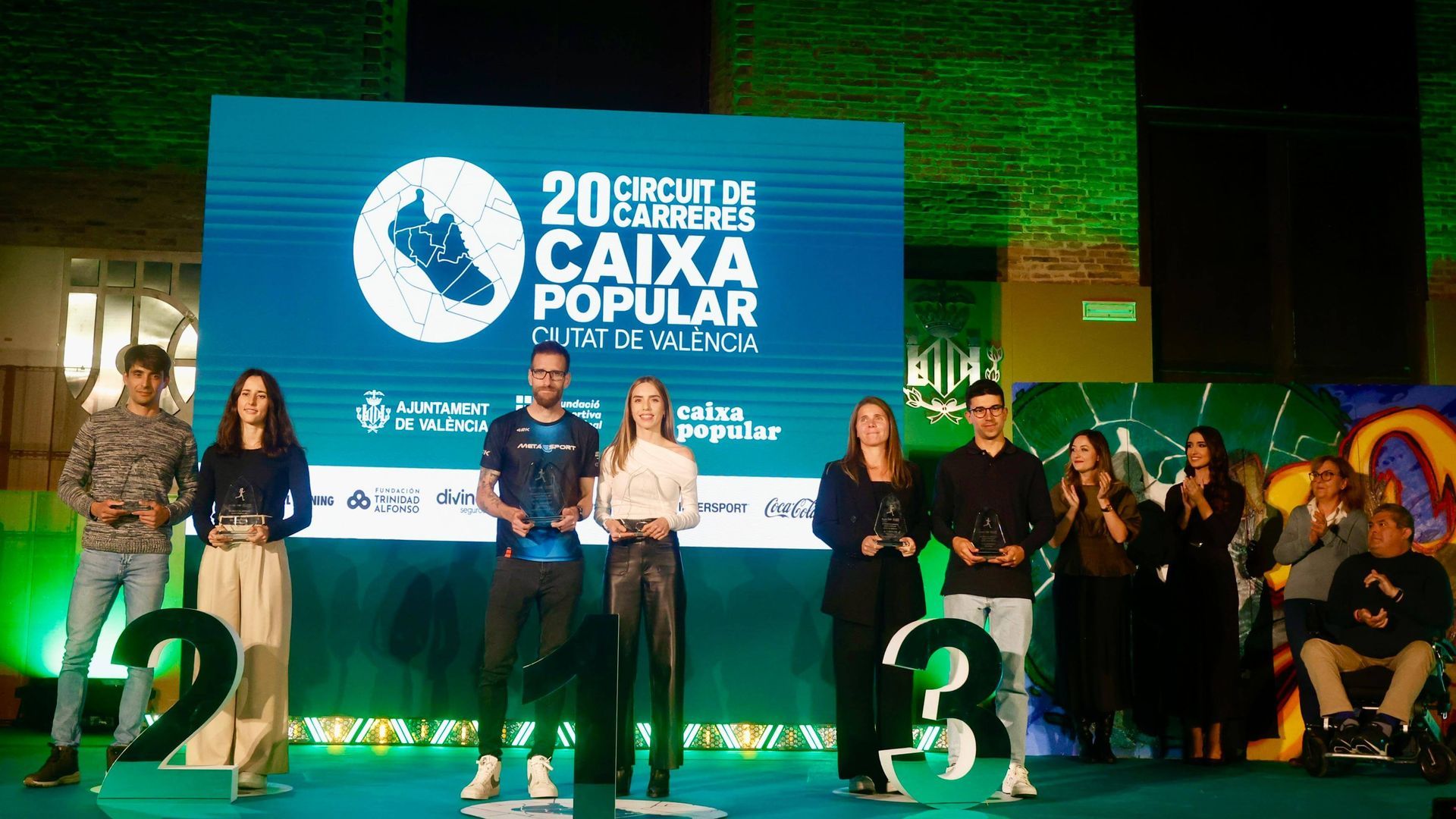 valencia_rinde_homenaje_a_los_campeones_de_la_xx_edicion_de_su_circuit_de_carreres_cai_002.jpg valencia_rinde_homenaje_a_los_campeones_de_la_xx_edicion_de_su_circuit_de_carreres_cai_002.jpg