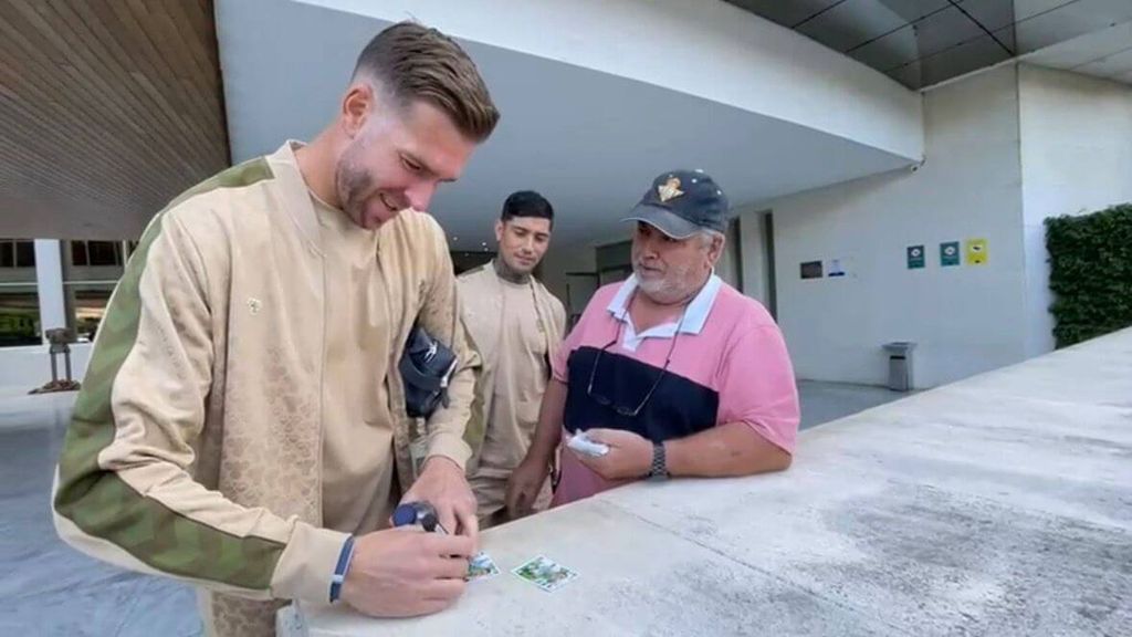 Adrián San Miguel firma el cromo de Chimy Ávila