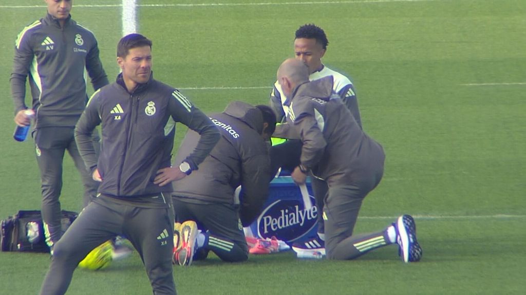 Militao es atendido durante el entrenamiento y Xabi Alonso cubre su puesto en el rondo