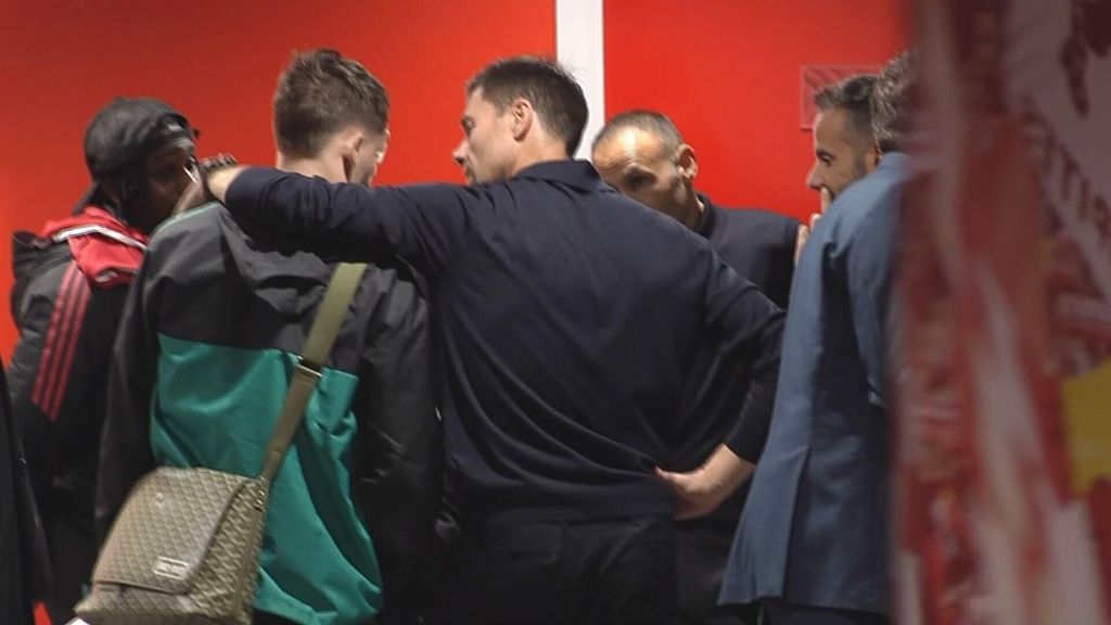 El cariñoso reencuentro entre Xabi Alonso y Wirtz con regalo incluido