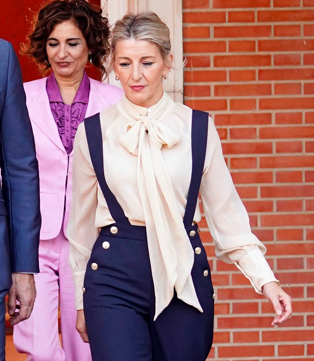 Yolanda Díaz con camisa con lazada en 2023