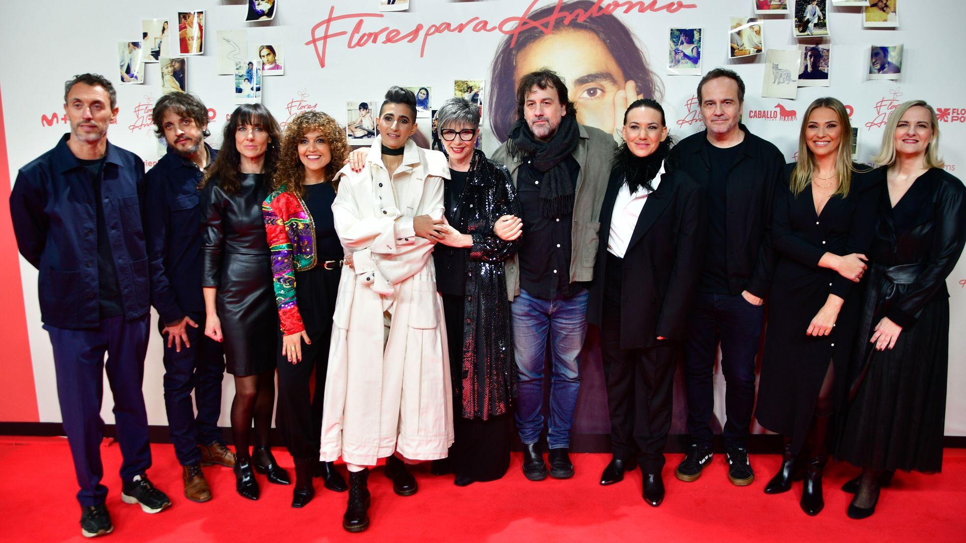 Alba Flores, Ana Villa, Elena Molina e Isaki Lacuesta junto al equipo de la película 'Flores para Antonio'