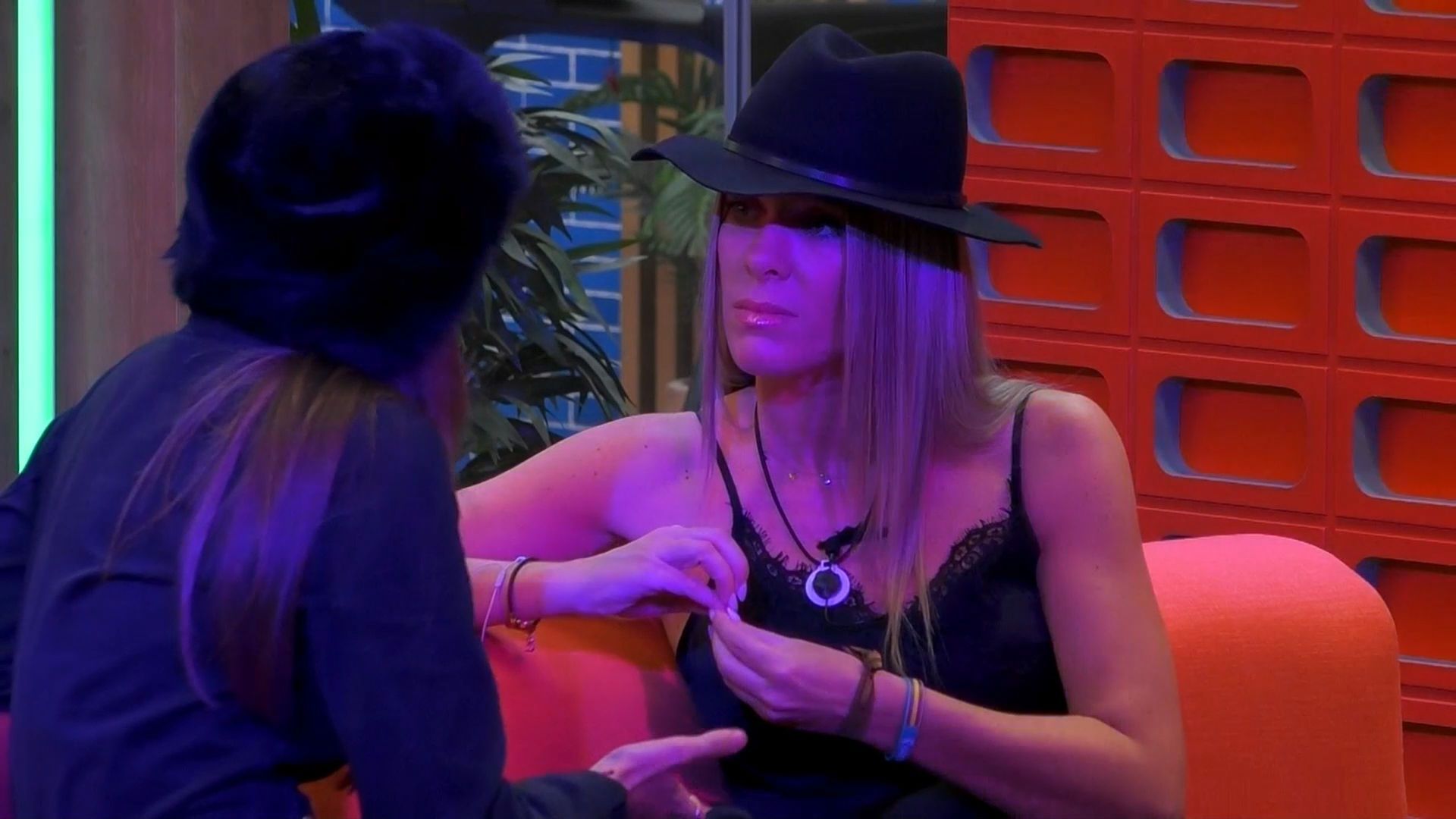 Almudena habla con Paula durante la fiesta de anoche