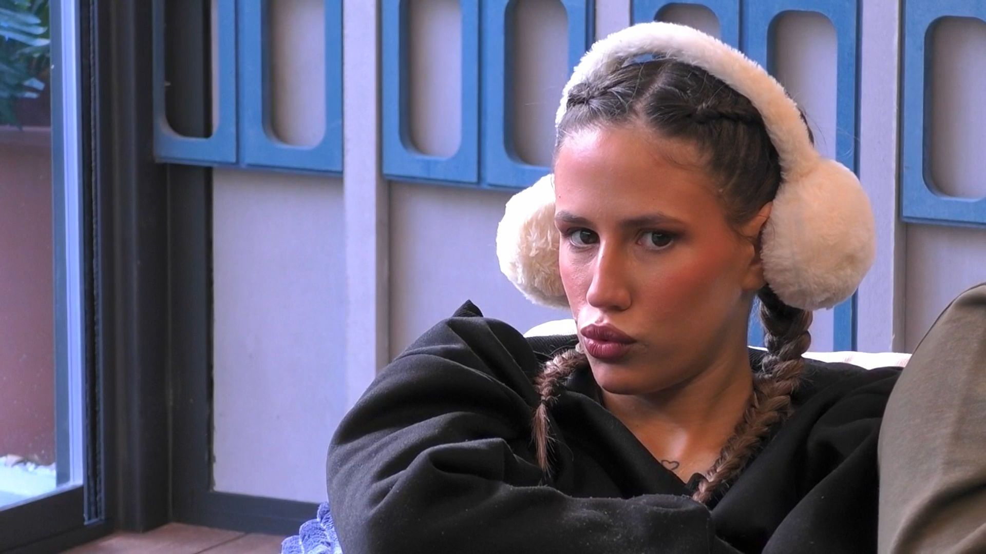 Aroa maquinando nuevas teorías disparatadas