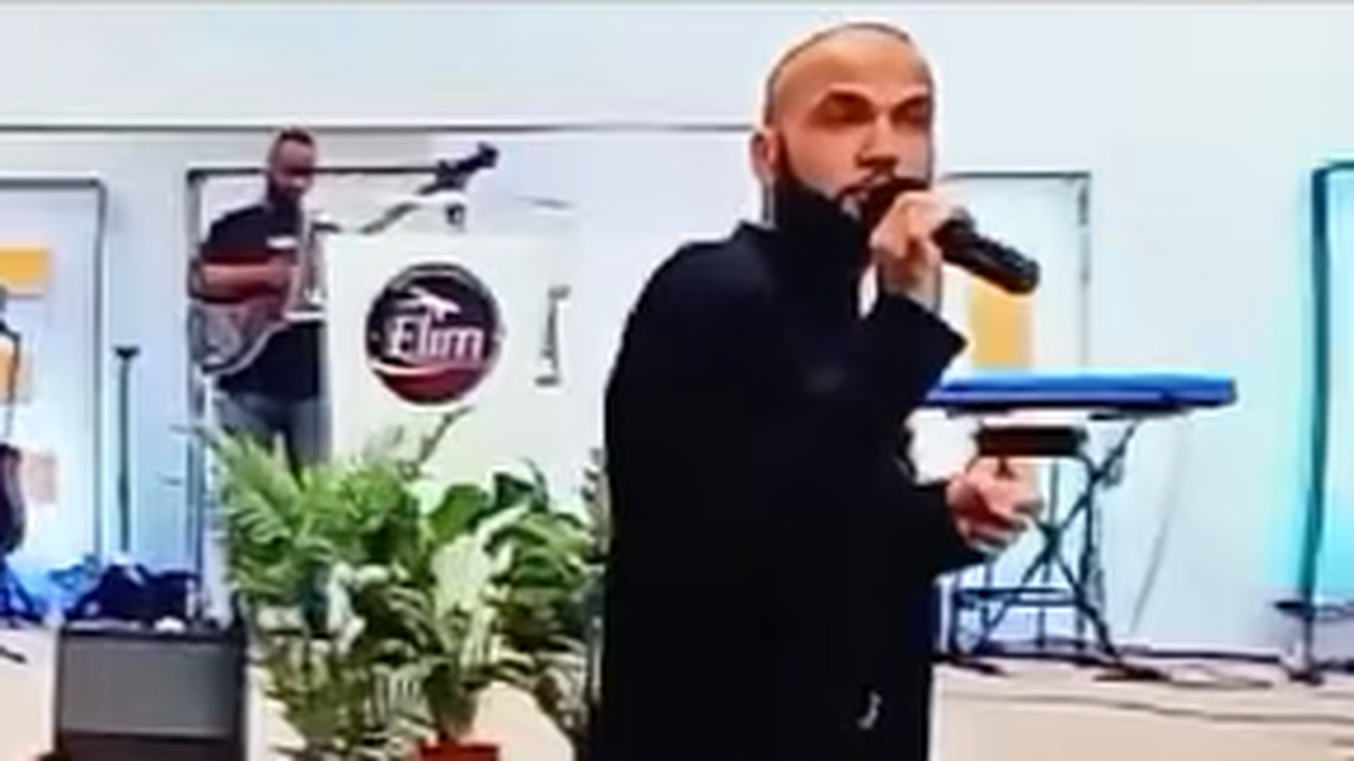 Dani Alves vuelve a aparecer como predicador en una iglesia de Girona y reconoce su error: "Yo soy la prueba de eso"