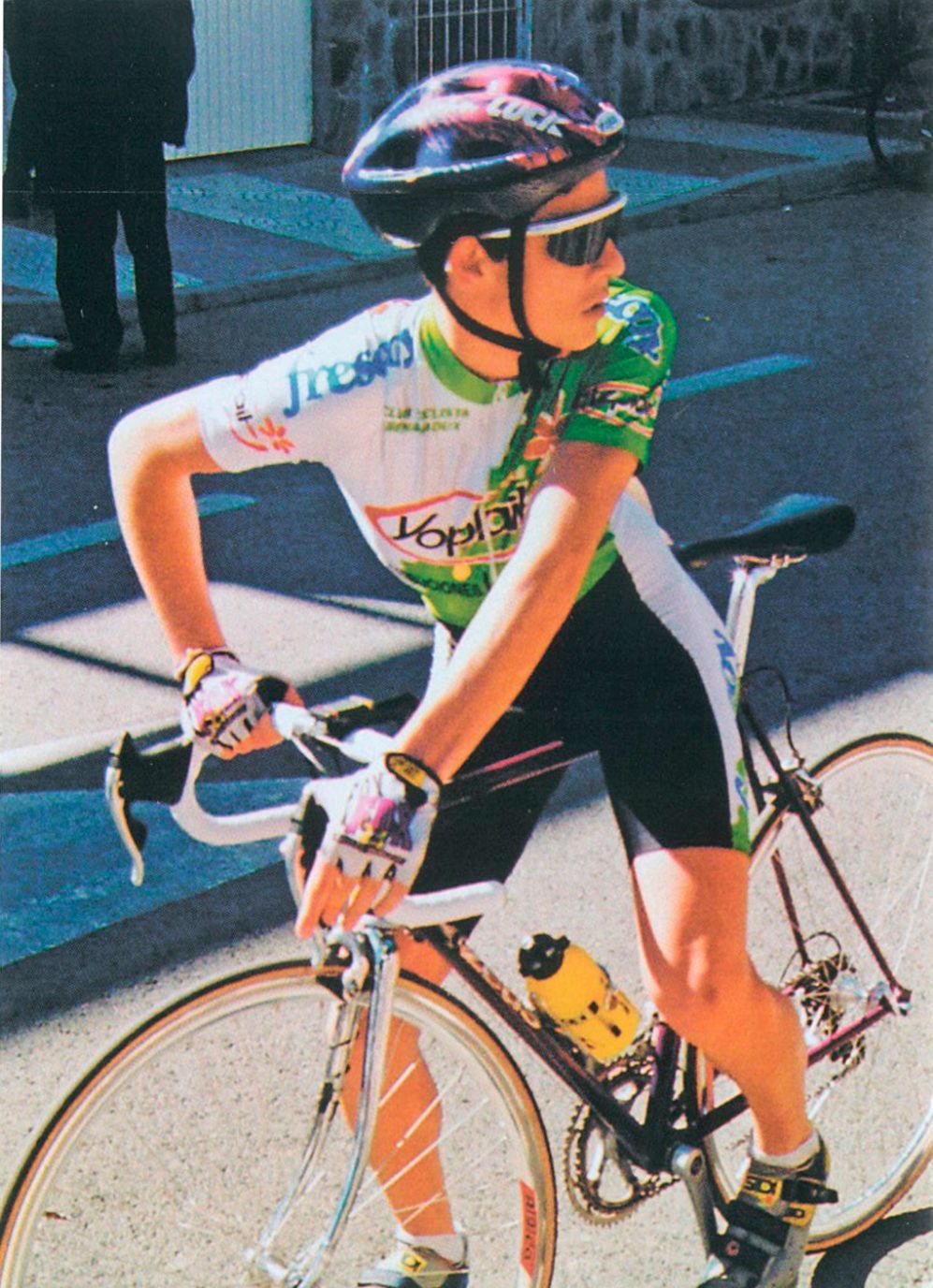 David Bisbal sobre una bicicleta en sus años mozos