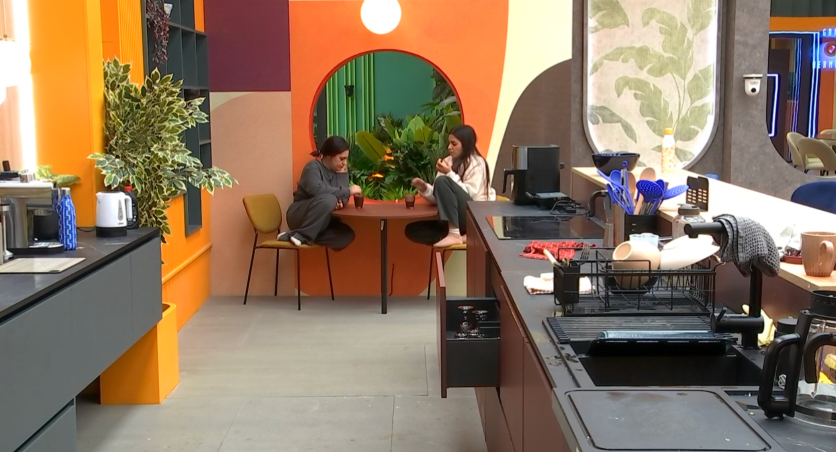 Desirée y Rocío en la cocina