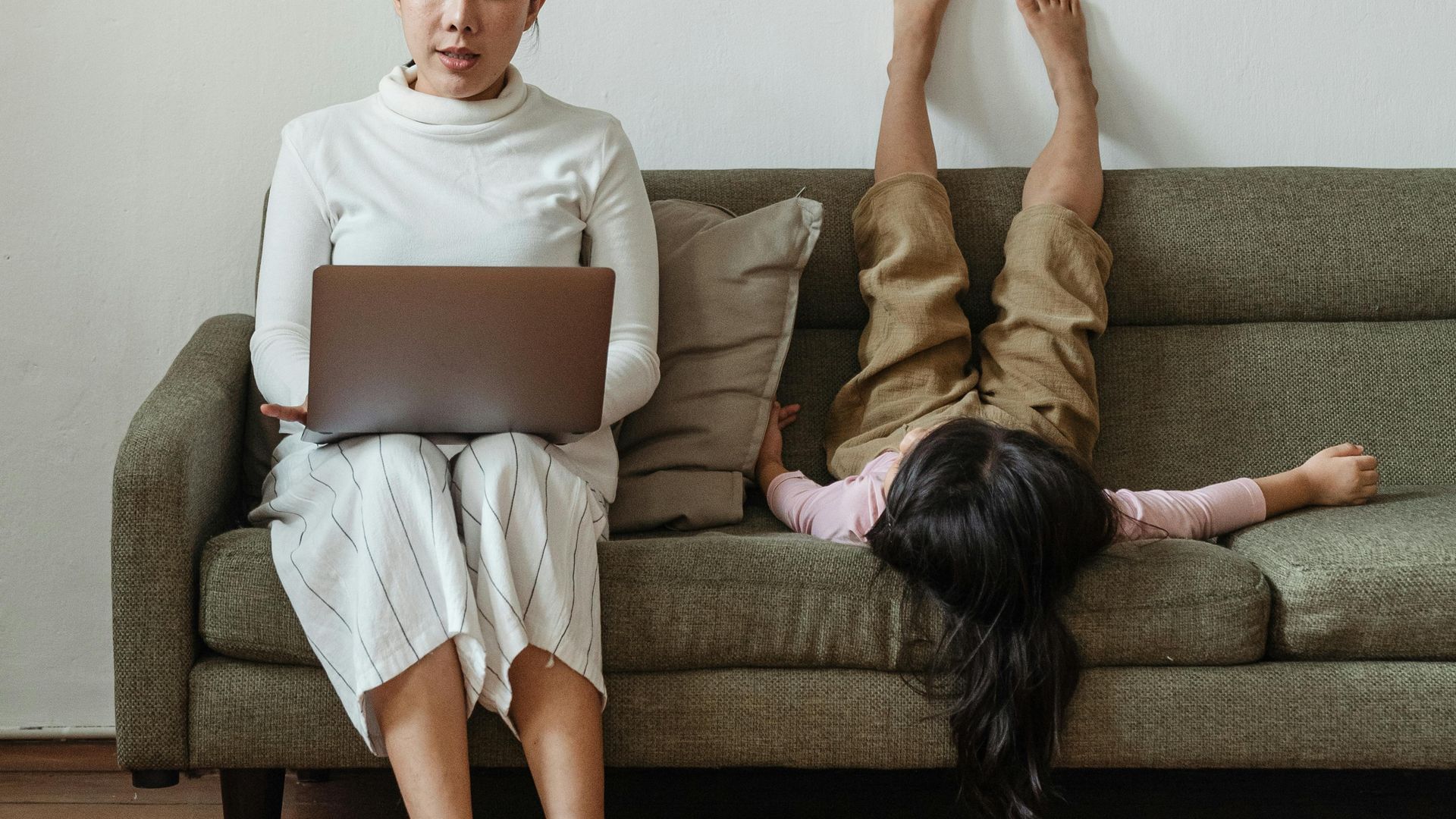 El impacto de la maternidad en las mujeres: menor progresión laboral, más carga en el hogar y menos relaciones sexuales