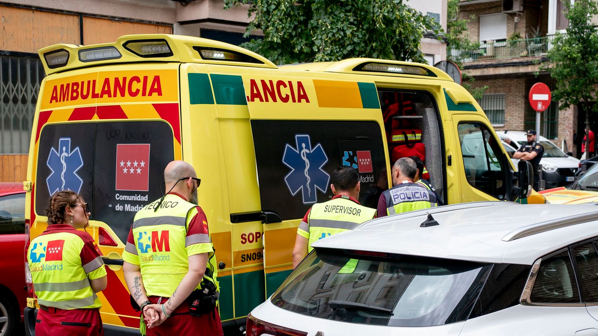 EuropaPress_6818890_ambulancia_frente_edificio_donde_mujer_sido_asesinada_manos_pareja_calle
