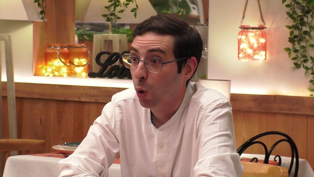 Una soltera en silla de ruedas sorprende a su cita al desvelarle su profesión: "Me he quedado anonadado"