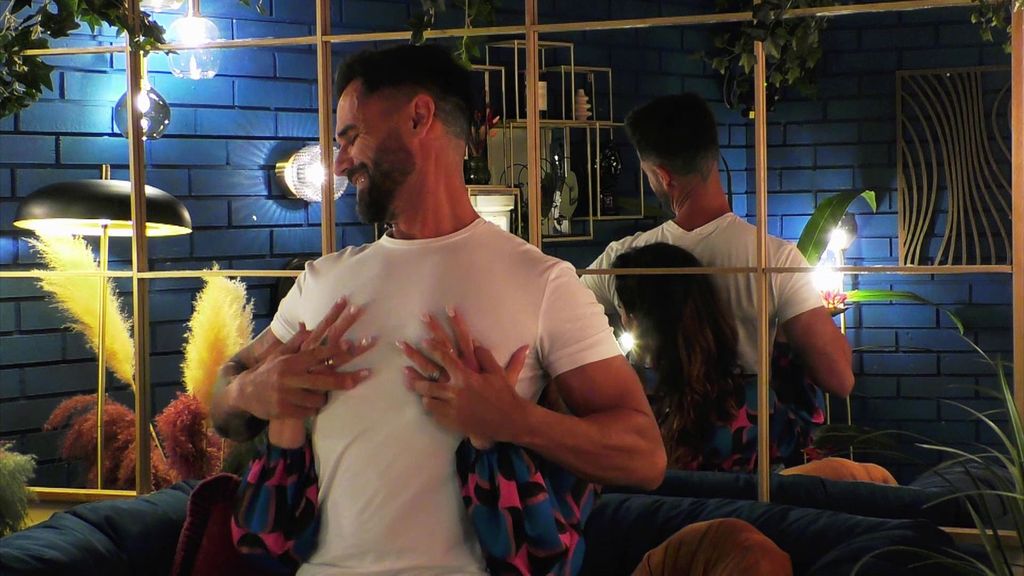 Un soltero exestríper sube la temperatura de su cita con un show privado: "Tiene el cuerpo duro"