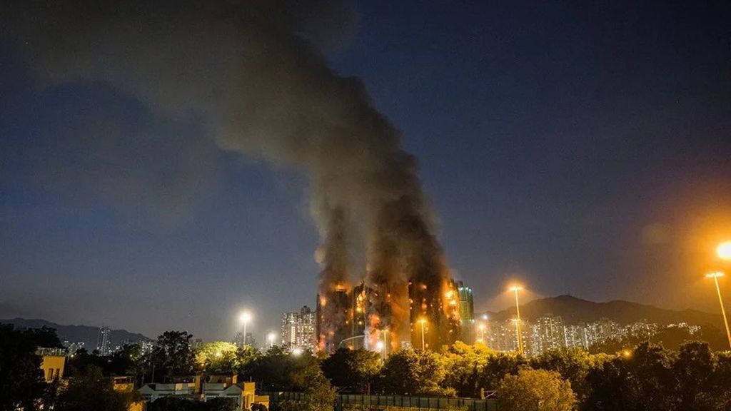 Al menos 36 muertos en un incendio de gran magnitud en un rascacielos de Hong Kong: las llamas se propagaron por un andamio de bambú