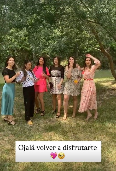 La emotiva imagen de Esther López junto a su hermana, su prima y otras amigas