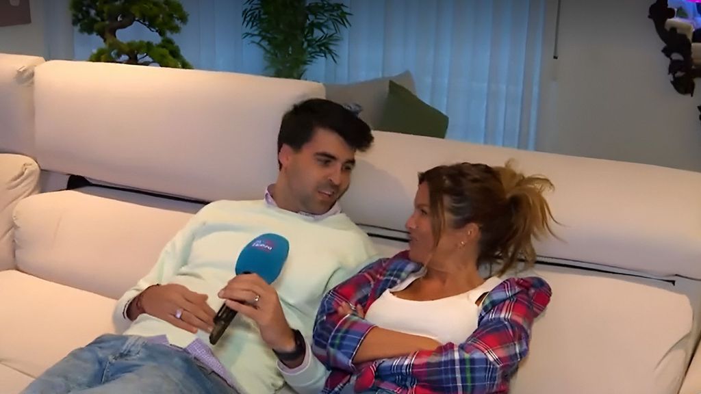 Marta Lopez en el sofá de su casa con un reportero