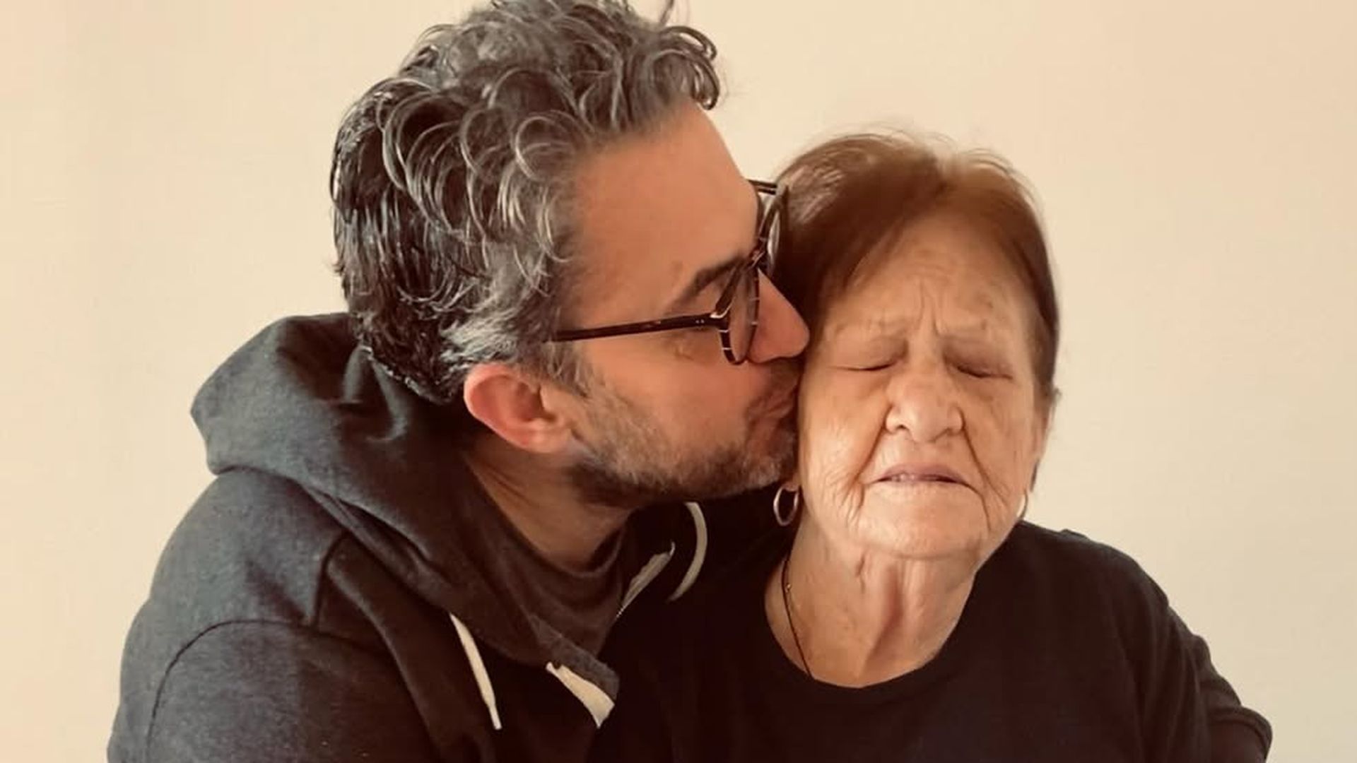 Máximo Huerta junto a su madre, en una imagen de sus redes sociales Máximo Huerta junto a su madre, en una imagen de sus redes sociales