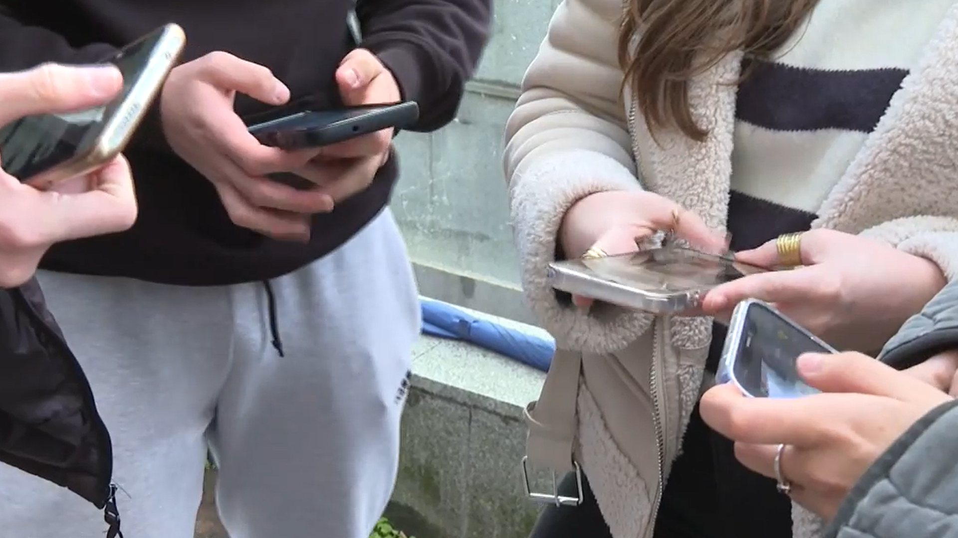 Menores utilizan móviles Menores utilizan móviles