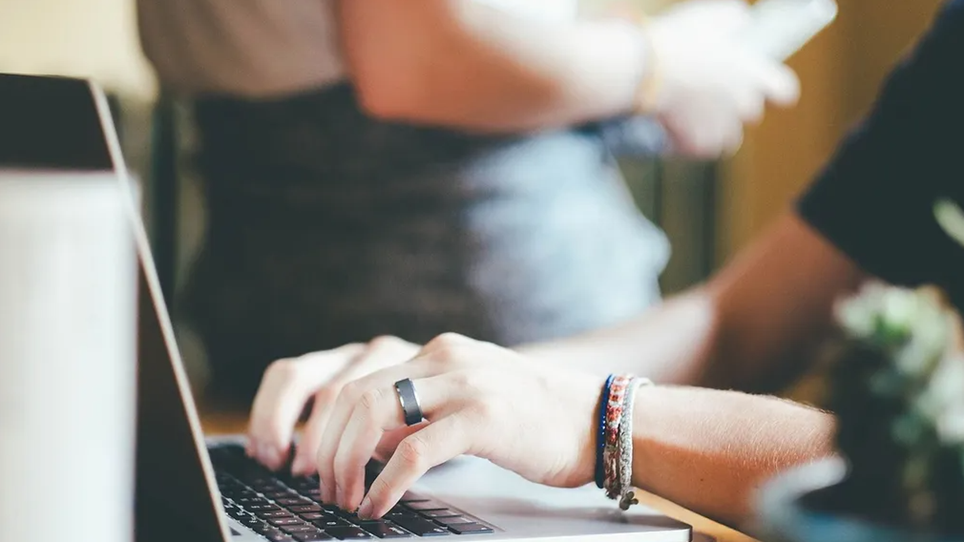 Persona utilizando un portátil