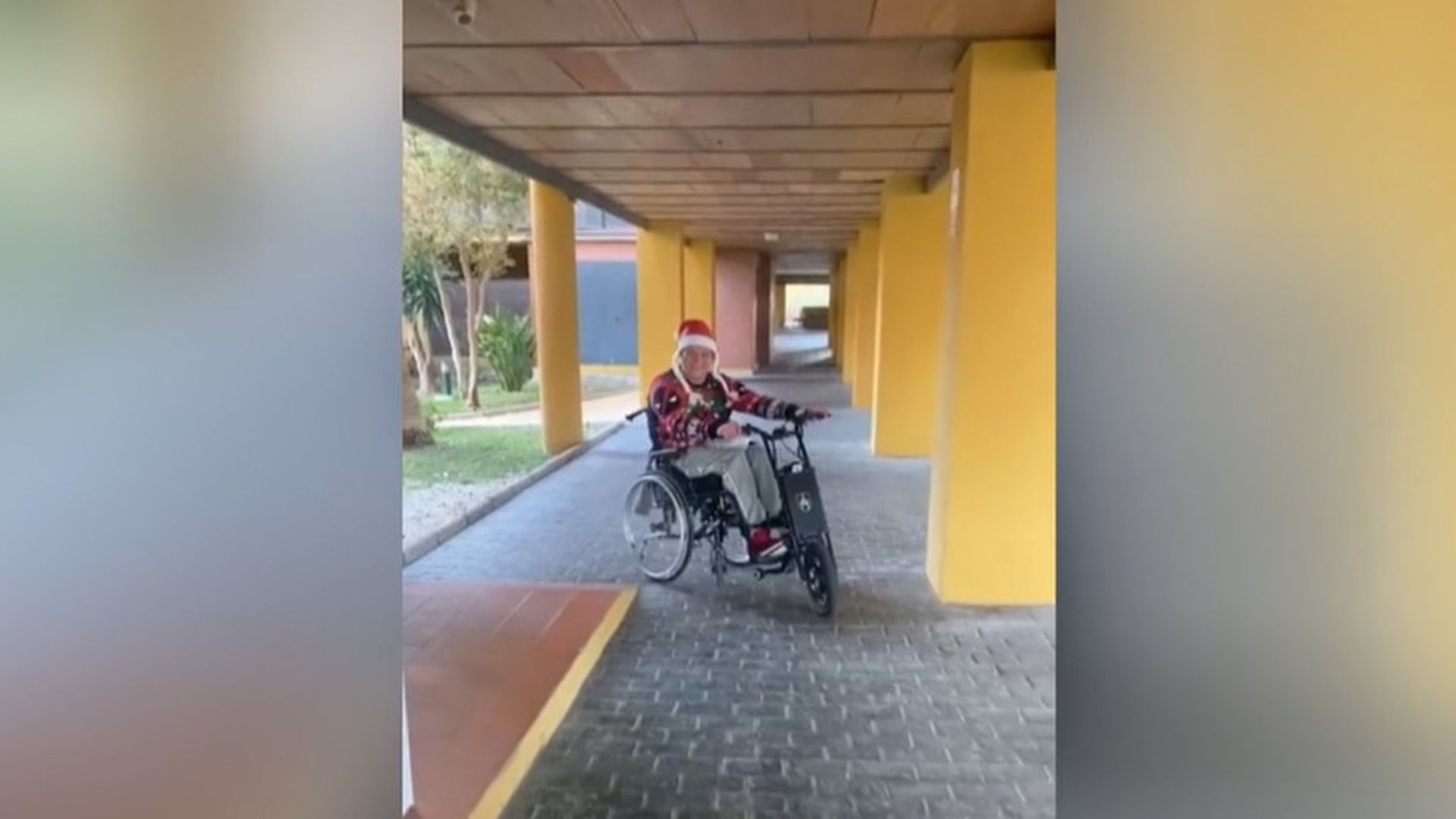 Pide ayuda para recuperar la silla de ruedas que le han robado en la puerta de su casa