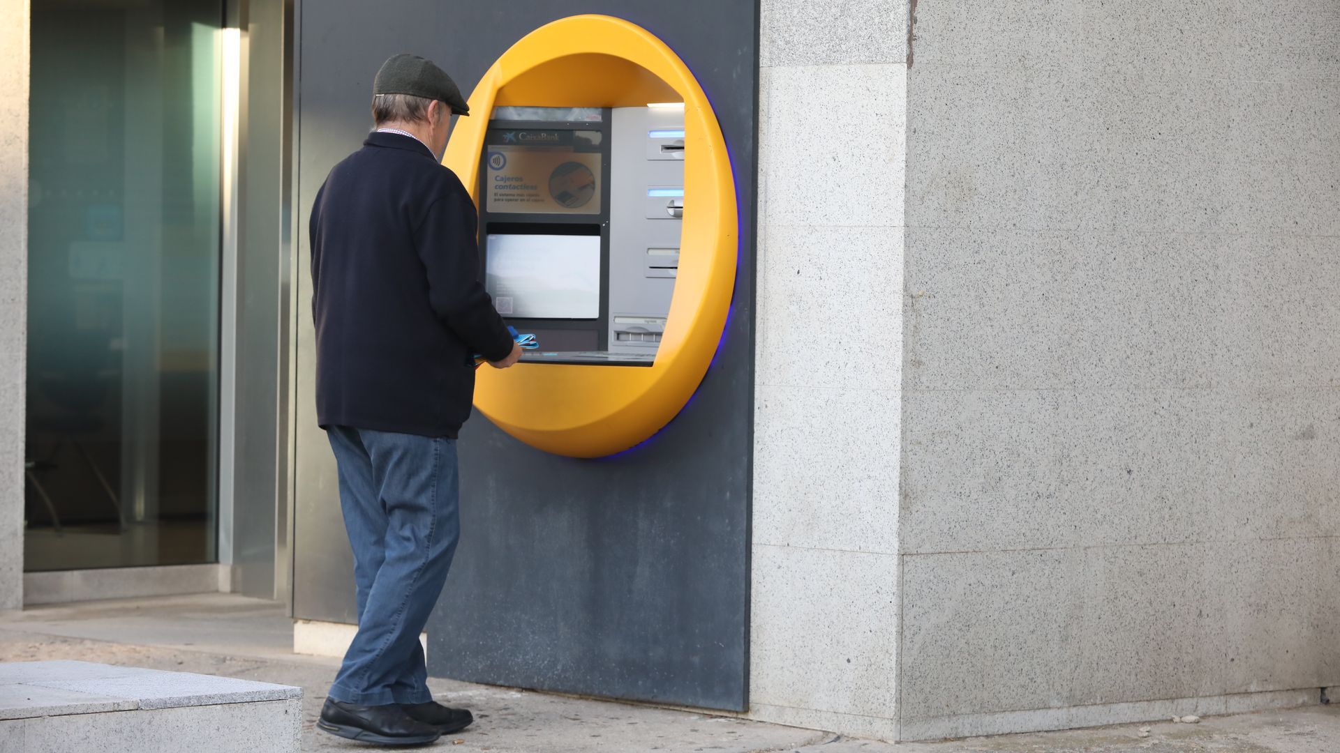 ¿Qué pasa con el dinero de una cuenta conjunta en caso de fallecimiento de uno de los titulares?: procedimientos y alternativas