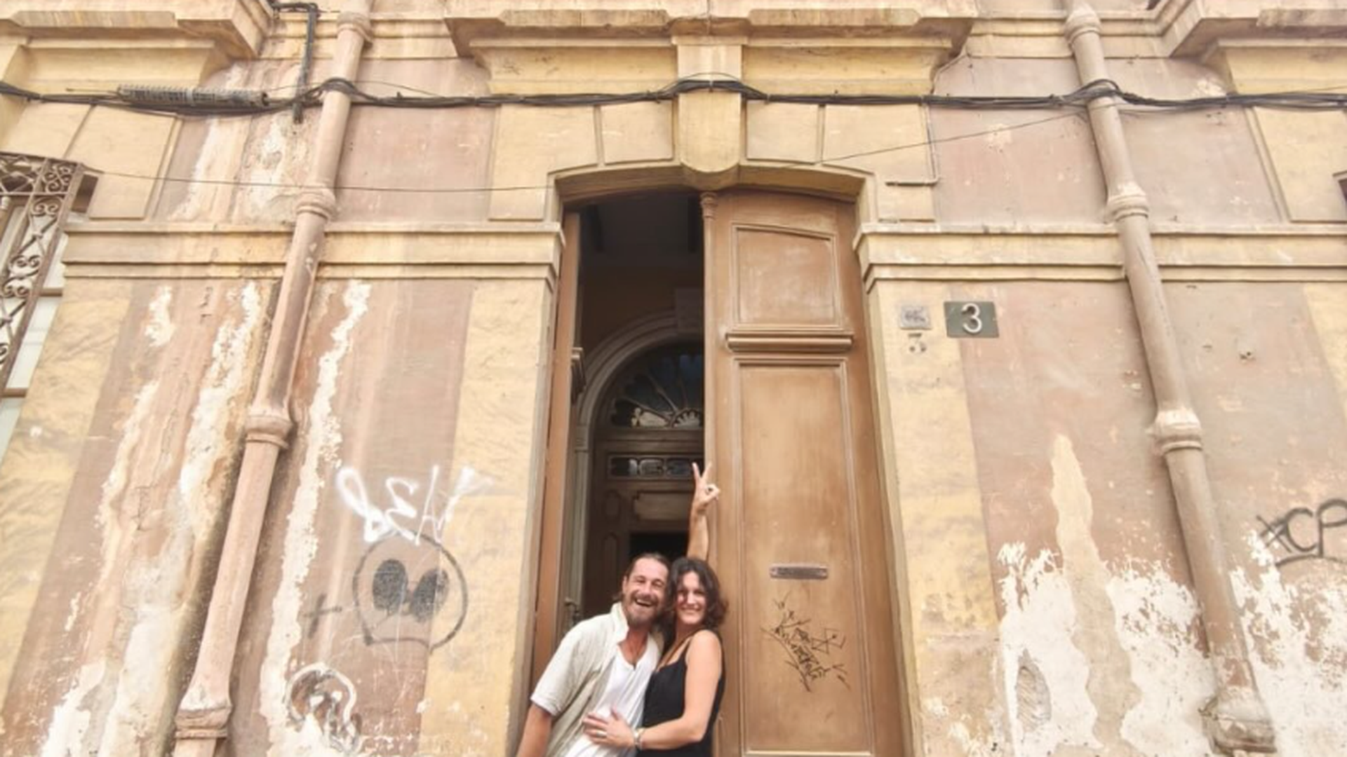 Rosa y ben posan en la fachada de su nuevo hogar