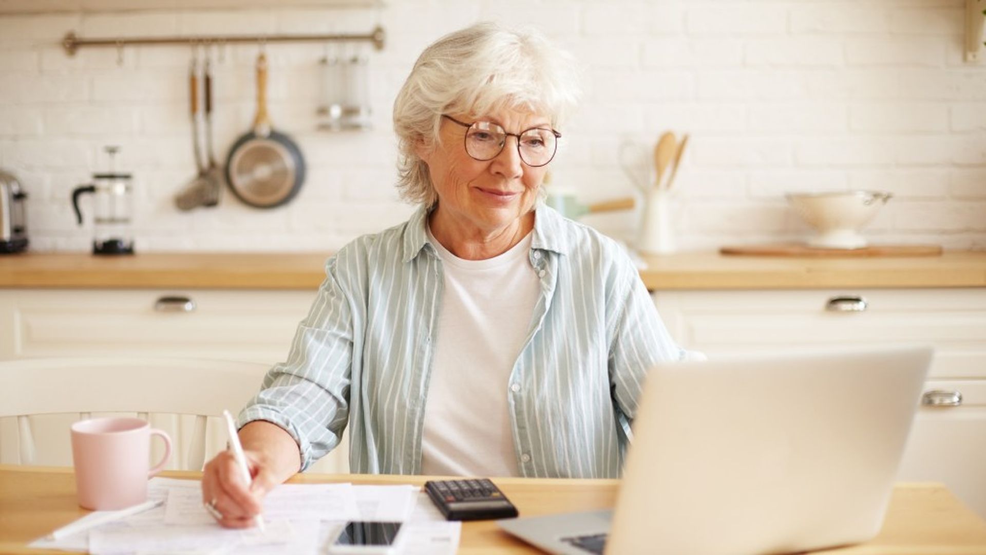 Una jubilada sumando gastos mensuales