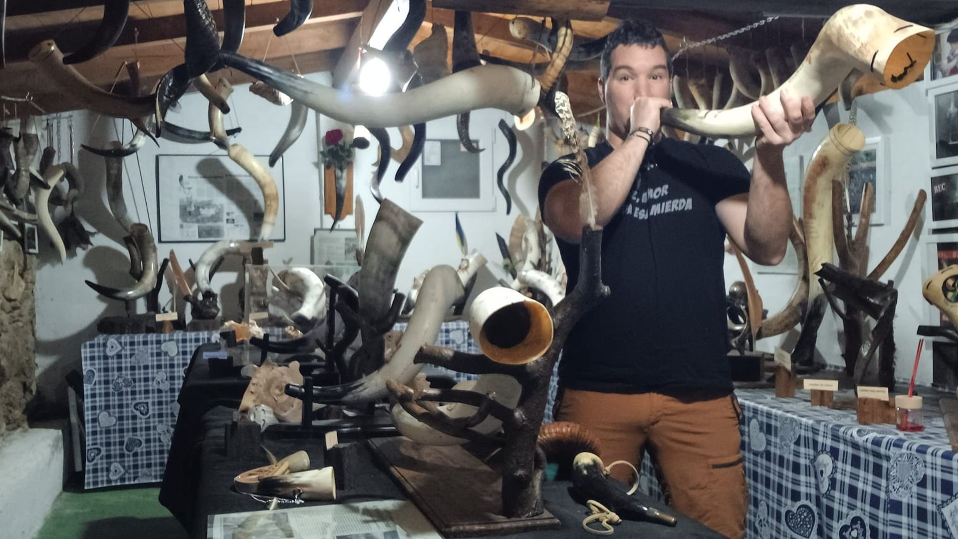 Andoni Sainz comenzó en la pandemia a tallar cuernos y ya roza el millar