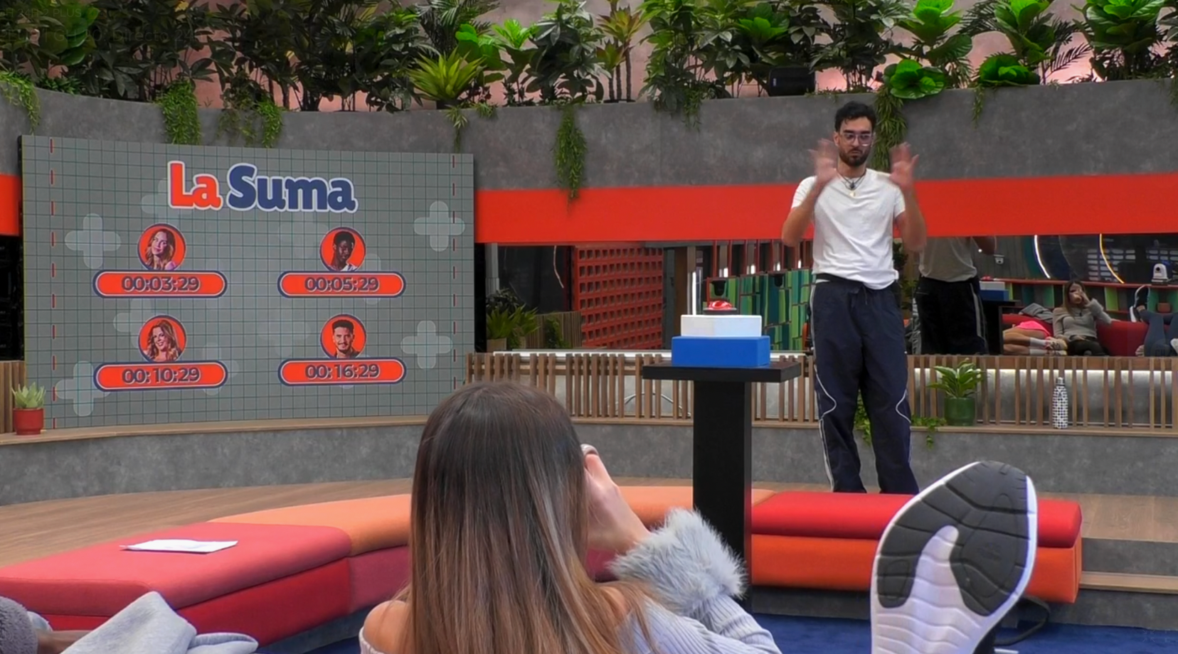 Aquilino en el salón hablando hacia sus compañeros