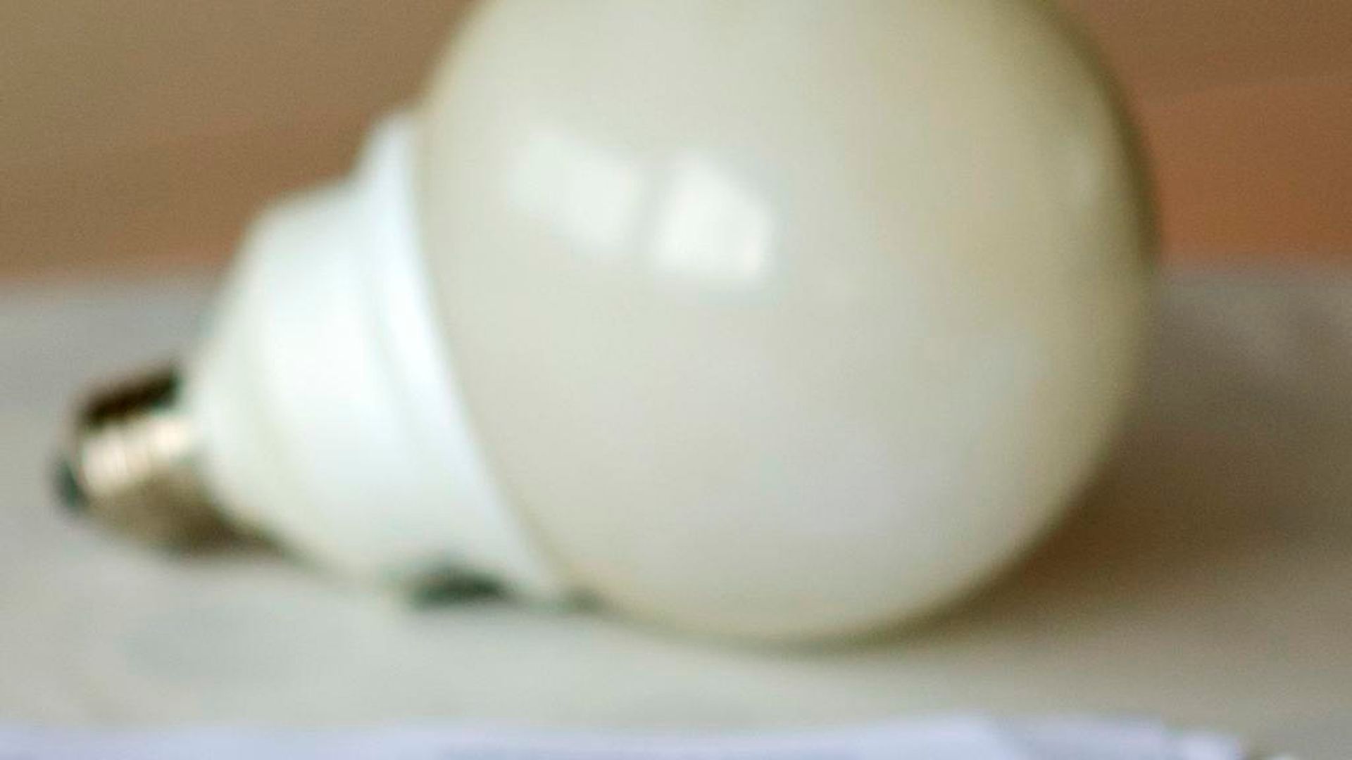 Archivo - Una factura de la luz y una bombilla