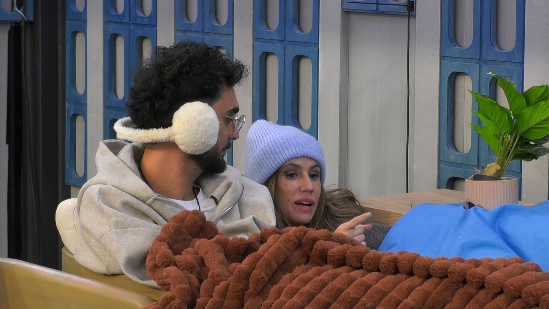 Aroa con Quili, Paula y Mamadou en la cabaña