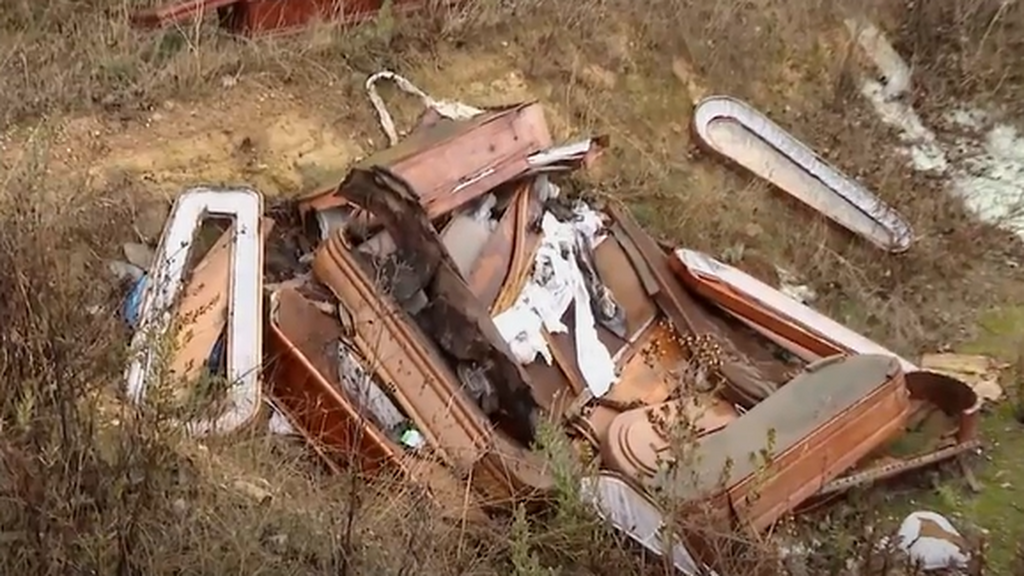 El ayuntamiento pretende instalar un horno destinado a quemar la madera de estos féretros usados a la vista