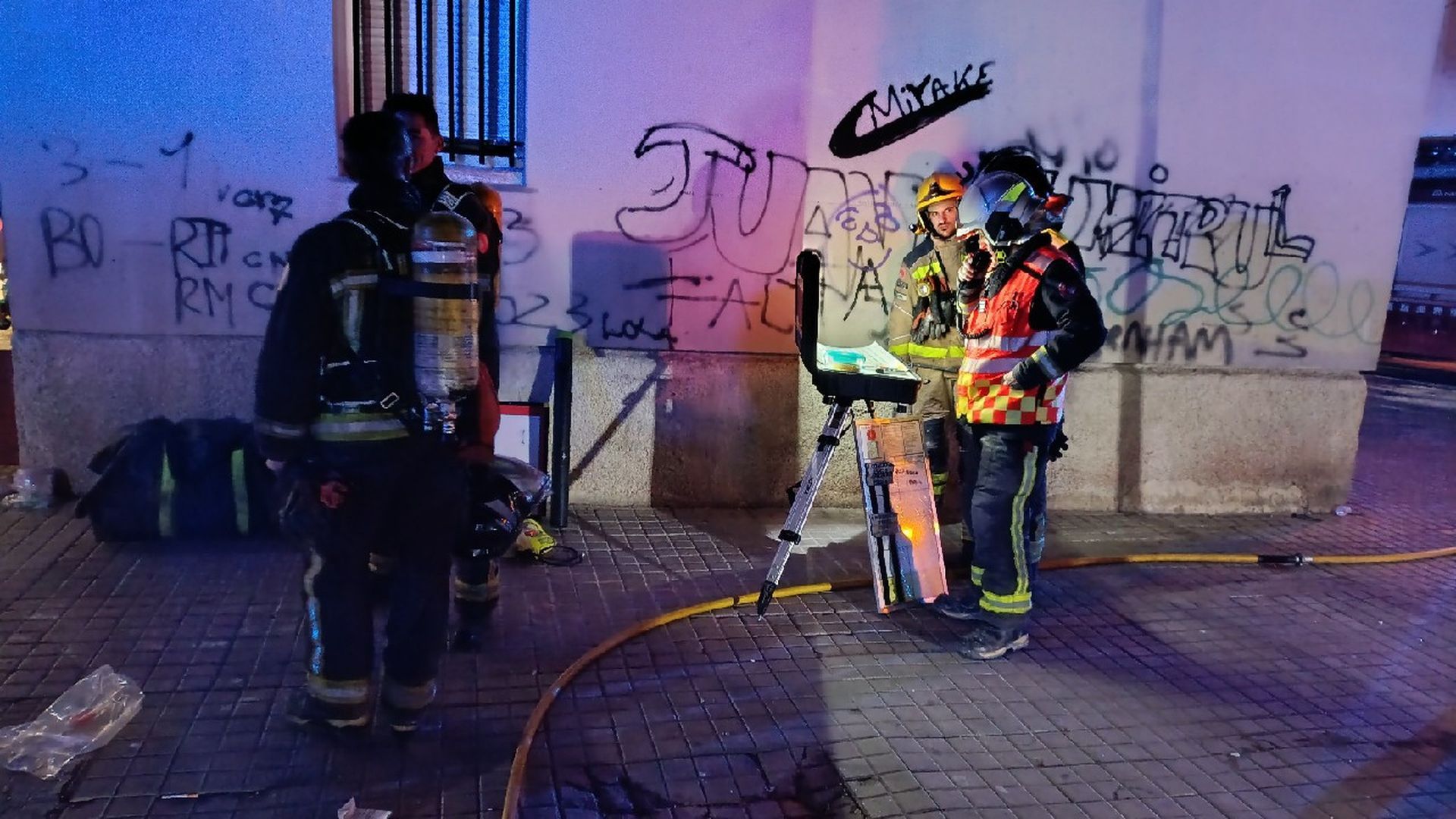 Bomberos trabajando en el incendio en un piso de Badalona