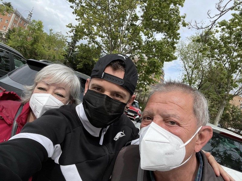 Dabiz Muñoz junto a sus padres, en una imagen de redes sociales